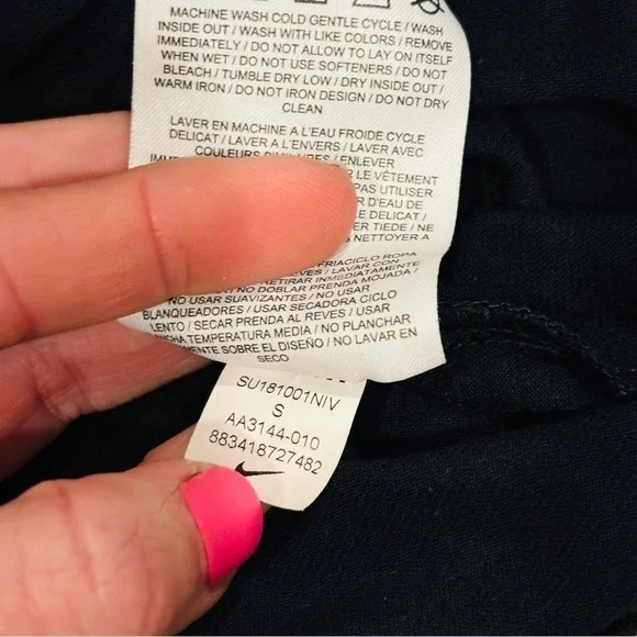 Nike cropped Futura logo t-shirt in black Woman’s size Small - Picture 9 of 12